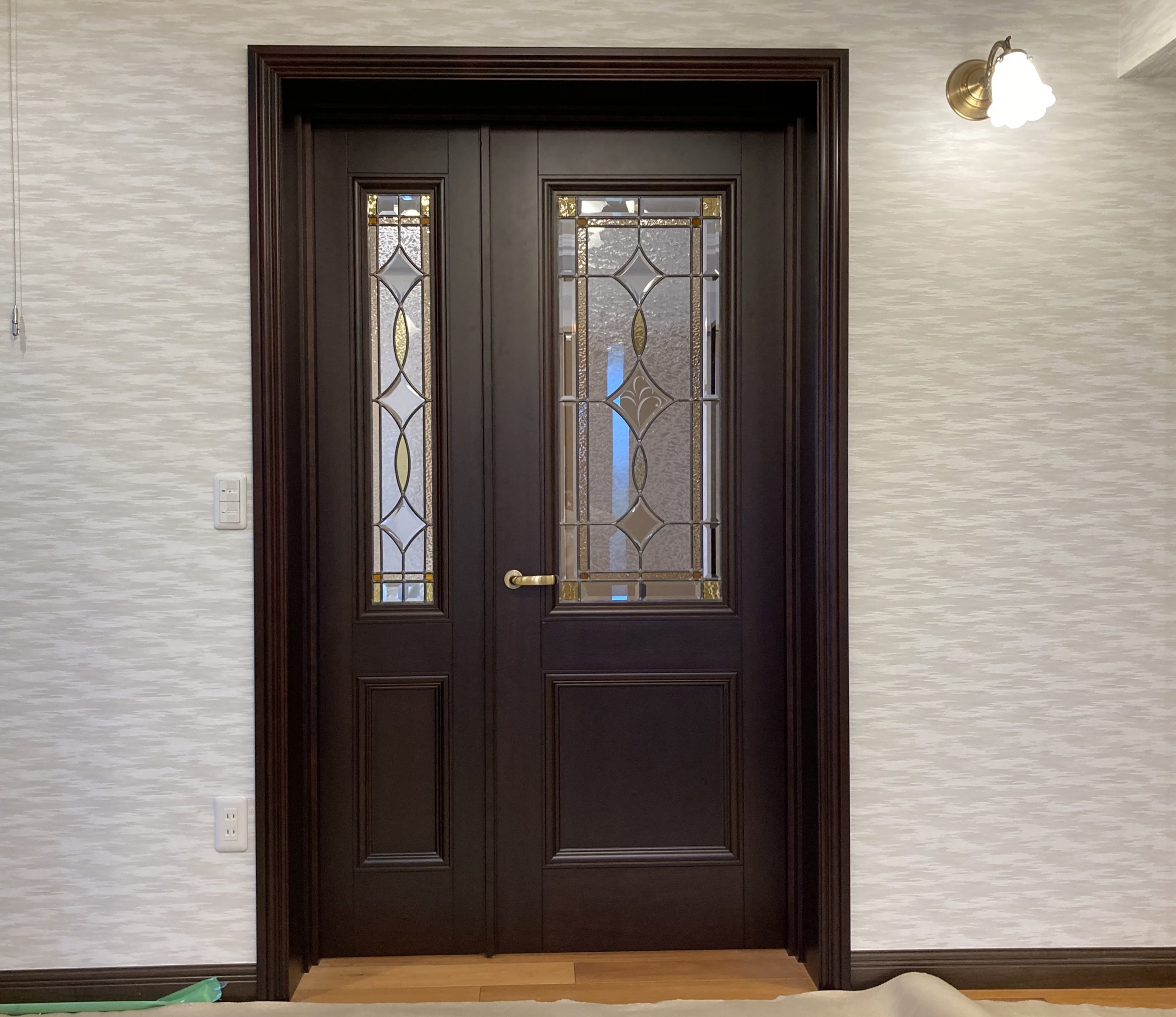 ステンドガラス入り木製室内ドアを納品しました 株式会社ノナカ こだわりの木製ドアメーカー