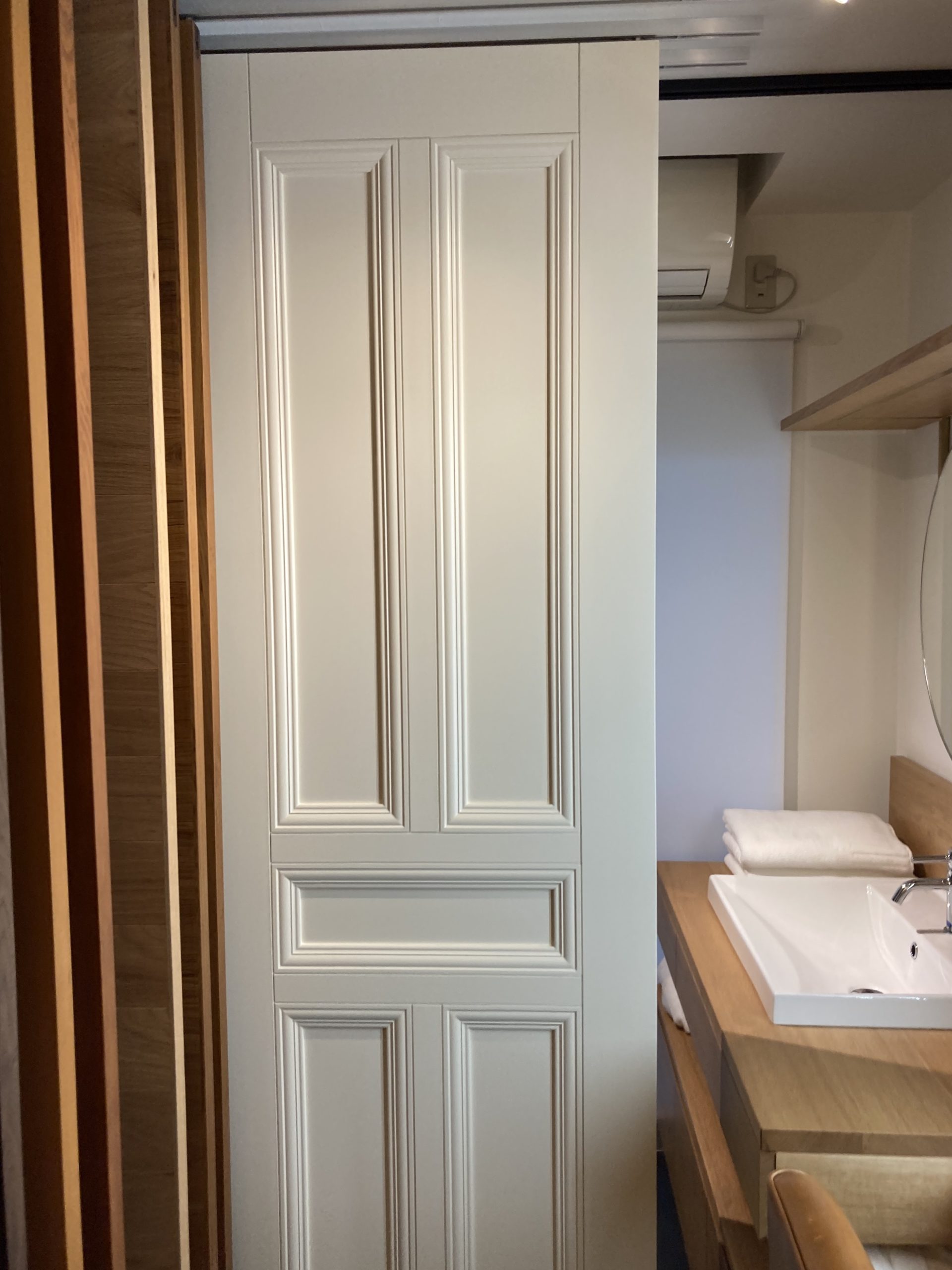 白い両開きの木製玄関ドアを納めました。 u2013 株式会社ノナカ｜こだわり 