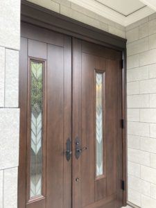 アイアンのレバーハンドルを付けた観音開き木製玄関ドアを納めました 株式会社ノナカ こだわりの木製ドアメーカー